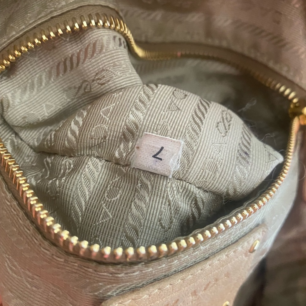 Prada leather bag! - Picture 4 of 14